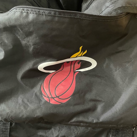 Miami Heat duffle bag-new-clean-lightweight-black/red-NBA-Several compartments. - Picture 2 of 9